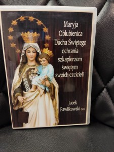 Maryja Oblubienica Ducha Świętego ochrania szkaplerzem świętym swoich czcicieli