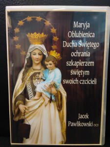 Maryja Oblubienica Ducha Świętego ochrania szkaplerzem świętym swoich czcicieli
